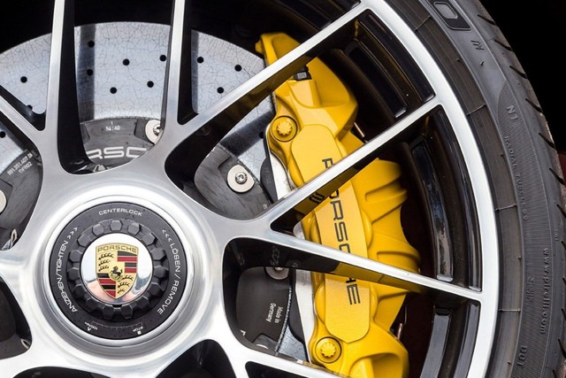 Porsche: Không muốn vệ sinh lốp? Hãy mua phanh gốm carbon - Ảnh 1.