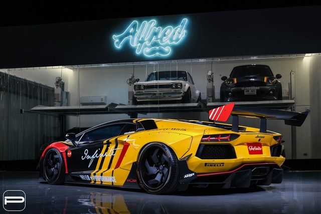 Lamborghini Aventador rực rỡ sắc màu với bản độ Liberty Walk - Ảnh 2.