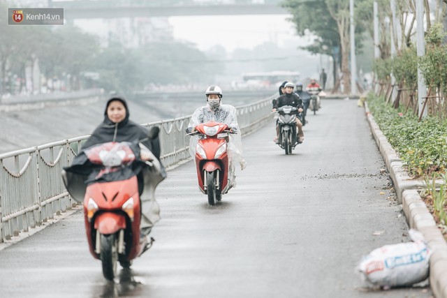 Đường đi bộ ven sông Tô Lịch: Xe máy phi ầm ầm dù có biển cấm, xe đạp vượt 3 hàng rào sắt trong ức chế - Ảnh 2. Đường đi bộ ven sông Tô Lịch: Xe máy phi ầm ầm dù có biển cấm, xe đạp vượt 3 hàng rào sắt trong ức chế - Ảnh 2.