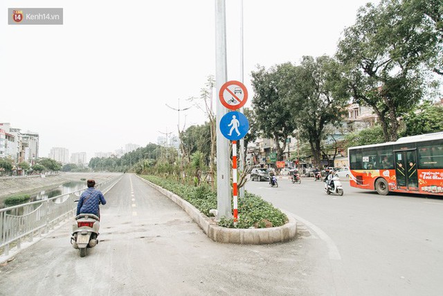 Đường đi bộ ven sông Tô Lịch: Xe máy phi ầm ầm dù có biển cấm, xe đạp vượt 3 hàng rào sắt trong ức chế - Ảnh 11.