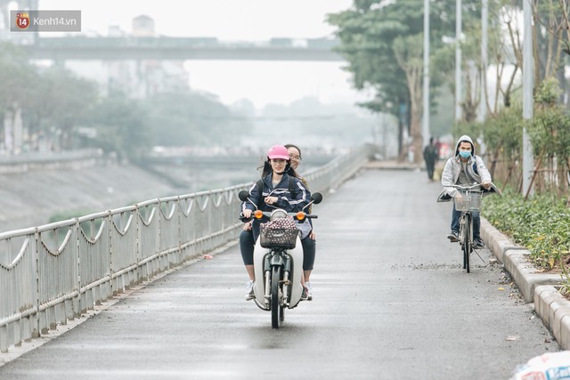 Đường đi bộ ven sông Tô Lịch: Xe máy phi ầm ầm dù có biển cấm, xe đạp vượt 3 hàng rào sắt trong ức chế - Ảnh 3.