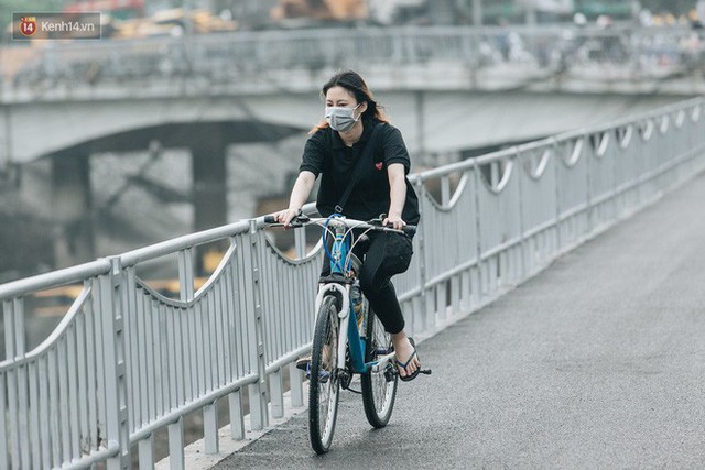 Đường đi bộ ven sông Tô Lịch: Xe máy phi ầm ầm dù có biển cấm, xe đạp vượt 3 hàng rào sắt trong ức chế - Ảnh 23.