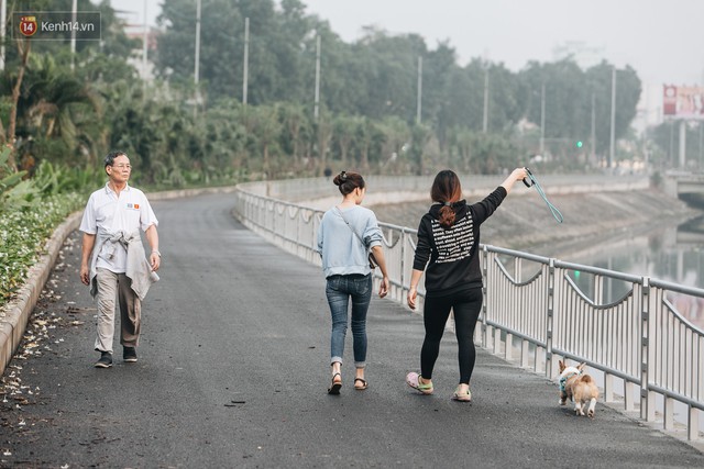 Đường đi bộ ven sông Tô Lịch: Xe máy phi ầm ầm dù có biển cấm, xe đạp vượt 3 hàng rào sắt trong ức chế - Ảnh 27. Đường đi bộ ven sông Tô Lịch: Xe máy phi ầm ầm dù có biển cấm, xe đạp vượt 3 hàng rào sắt trong ức chế - Ảnh 27.