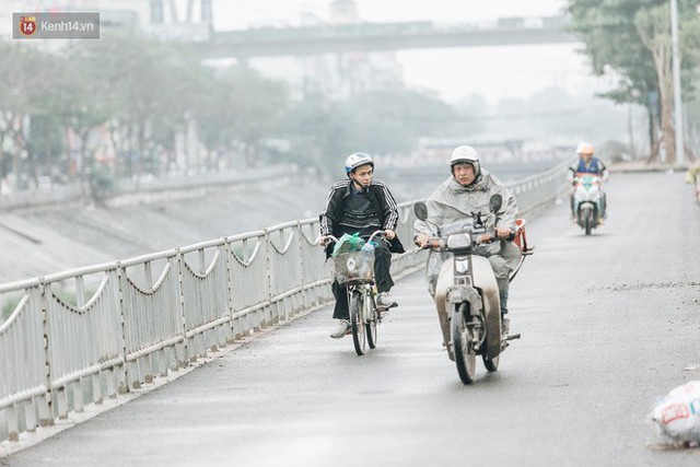 Đường đi bộ ven sông Tô Lịch: Xe máy phi ầm ầm dù có biển cấm, xe đạp vượt 3 hàng rào sắt trong ức chế - Ảnh 4.