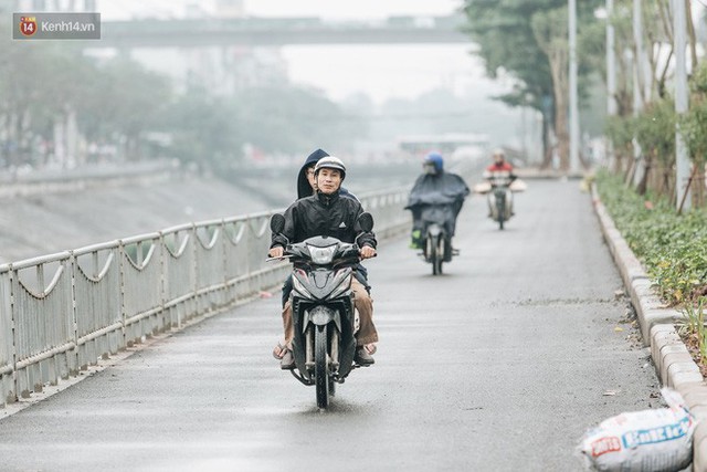 Đường đi bộ ven sông Tô Lịch: Xe máy phi ầm ầm dù có biển cấm, xe đạp vượt 3 hàng rào sắt trong ức chế - Ảnh 5.
