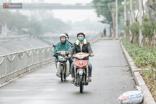 Đường đi bộ ven sông Tô Lịch: Xe máy phi ầm ầm dù có biển cấm, xe đạp vượt 3 hàng rào sắt trong ức chế - Ảnh 6.