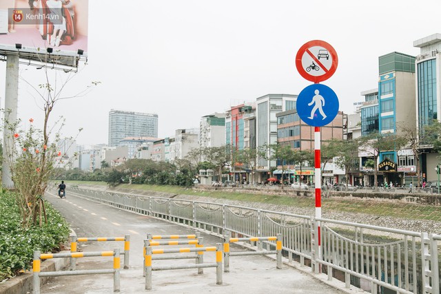 Đường đi bộ ven sông Tô Lịch: Xe máy phi ầm ầm dù có biển cấm, xe đạp vượt 3 hàng rào sắt trong ức chế - Ảnh 7.