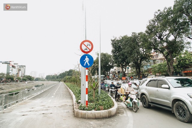 Đường đi bộ ven sông Tô Lịch: Xe máy phi ầm ầm dù có biển cấm, xe đạp vượt 3 hàng rào sắt trong ức chế - Ảnh 8.