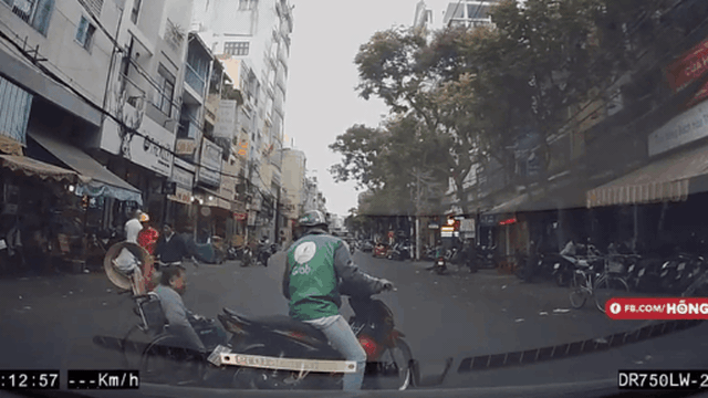 Làm "lá chắn"cho người đàn ông lăn xe qua đường, tài xế Grab được tán thưởng nhiệt tình