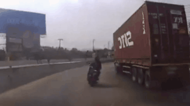 Đi vào khúc cua của xe container, cặp đôi vừa thoát chết đã bị chỉ trích 'tự chui đầu vào rọ'