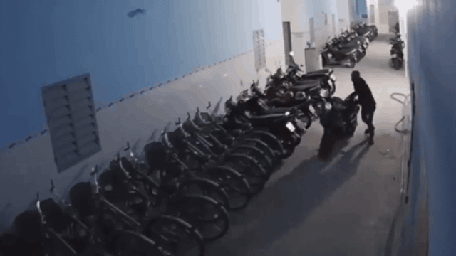 Clip: Hai người đàn ông đánh ô tô đi bẻ gương, trộm 2 xe máy lúc 4 giờ sáng