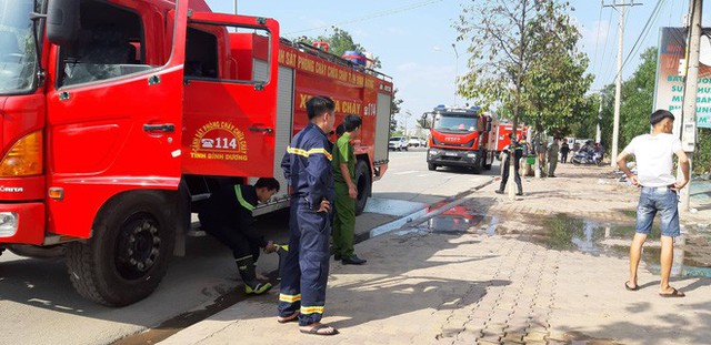 Cháy lớn gara sửa chữa ô tô, 4 xế hộp tiền tỉ bị thiêu rụi - Ảnh 2. Cháy lớn gara sửa chữa ô tô, 4 xế hộp tiền tỉ bị thiêu rụi - Ảnh 2.