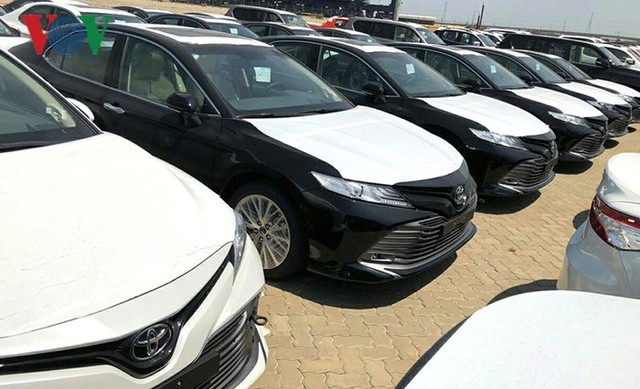 Hình ảnh hàng trăm Toyota Camry 2019 xếp hàng dài tại cảng TP HCM - Ảnh 1.