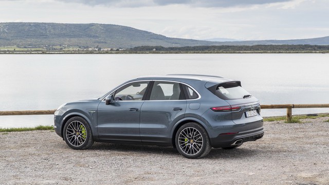 Porsche Cayenne sắp có cấu hình mạnh hơn cả Lamborghini Urus, Bentley Bentayga