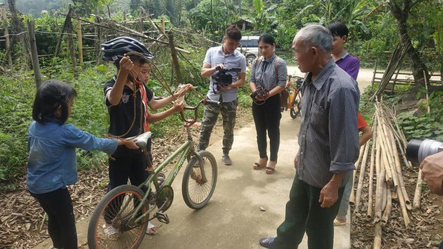 Cậu bé 13 tuổi được tặng xe đạp mới sau câu chuyện vượt 100 km xuống Hà Nội thăm em trai - Ảnh 3.