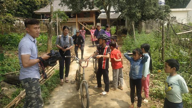 Cậu bé 13 tuổi được tặng xe đạp mới sau câu chuyện vượt 100 km xuống Hà Nội thăm em trai - Ảnh 4.