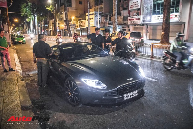 Aston Martin DB11 V8 lần đầu xuống phố cùng Mercedes-AMG SLS GT Final Edition của nhà chồng Hà Tăng, tấm biển số đáng chú ý - Ảnh 1. Aston Martin DB11 V8 lần đầu xuống phố cùng Mercedes-AMG SLS GT Final Edition của nhà chồng Hà Tăng, tấm biển số đáng chú ý - Ảnh 1.
