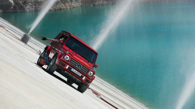 Quảng cáo xe đỉnh cao, và lại là Mercedes-Benz: Để G-Class đi nghiêng hết con đập 700m, thách thức trọng lực