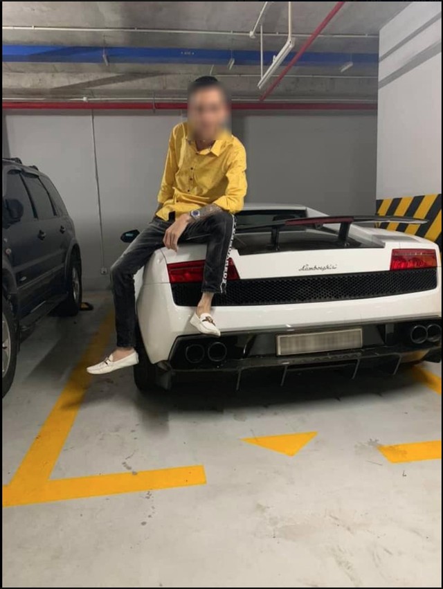 Dân mạng lên án người đàn ông ngồi lên chiếc Lamborghini Gallardo siêu hiếm, rồi ngã ngửa khi biết là chủ xe - Ảnh 1.