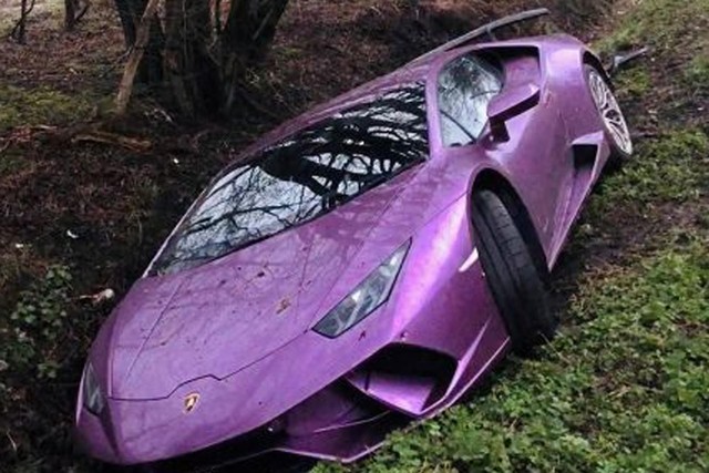 Lái Lamborghini Huracan lao xuống mương, triệu phú vứt xe lại, về ngủ rồi sáng dậy tính tiếp - Ảnh 1.
