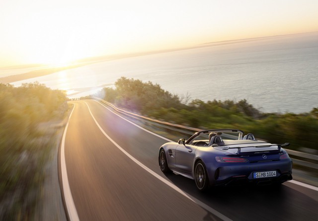Ra mắt Mercedes-AMG GT R Roadster: Khi thiết kế đỉnh cao hòa làm một với công nghệ hiện đại - Ảnh 8. Ra mắt Mercedes-AMG GT R Roadster: Khi thiết kế đỉnh cao hòa làm một với công nghệ hiện đại - Ảnh 8.
