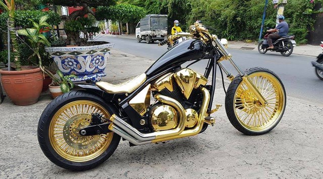 Bộ sưu tập mô tô tiền tỷ của người đàn ông đeo nhiều vàng nhất Việt Nam Phúc XO, dàn xe biển ngũ quỹ ít ai biết - Ảnh 4.