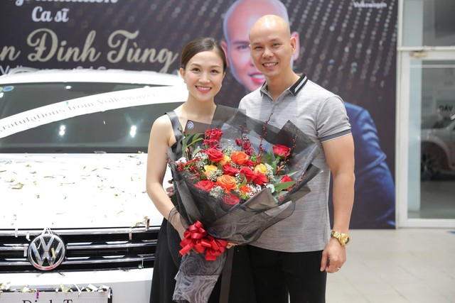 Trước thềm 8/3, ca sĩ Phan Đinh Tùng tay trong tay cùng vợ sắm SUV 7 chỗ tiền tỉ - Ảnh 2.
