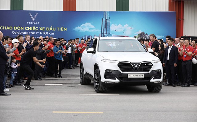 SUV VinFast đầu tiên lăn bánh khỏi dây chuyền lắp ráp ở Việt Nam, bắt đầu xuống đường chạy thử nghiệm - Ảnh 2.