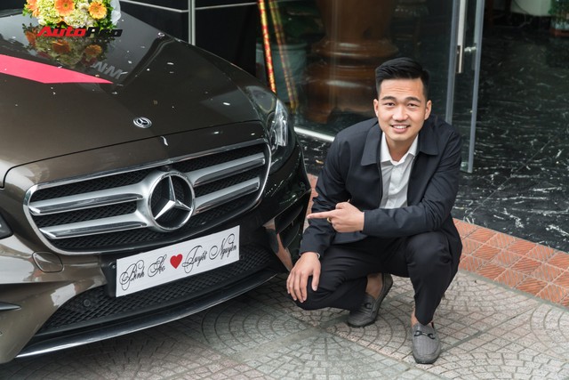 Soái ca Bắc Ninh chi 2,5 tỷ đồng mua Mercedes-Benz E300 AMG tặng vợ nhân ngày 8/3 - Ảnh 2. Soái ca Bắc Ninh chi 2,5 tỷ đồng mua Mercedes-Benz E300 AMG tặng vợ nhân ngày 8/3 - Ảnh 2.