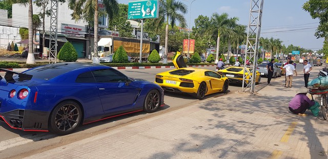 Bộ đôi Lamborghini Aventador cùng loạt mô tô khủng đổ bộ lên Buôn Mê Thuột - Ảnh 1. Bộ đôi Lamborghini Aventador cùng loạt mô tô khủng đổ bộ lên Buôn Mê Thuột - Ảnh 1.