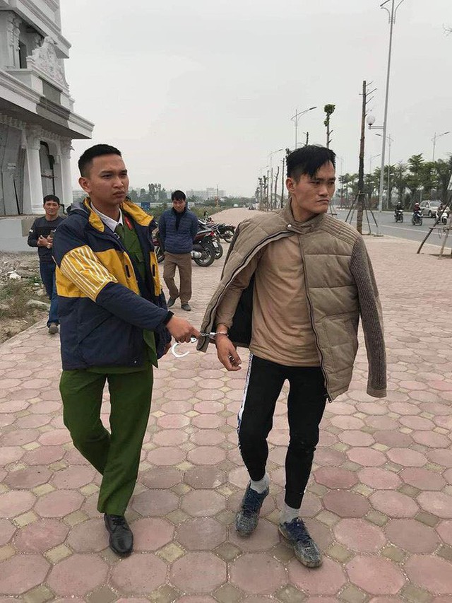 Nam thanh niên mặc áo Grab đập kính xe Lexus 570 trộm túi da - Ảnh 2. Nam thanh niên mặc áo Grab đập kính xe Lexus 570 trộm túi da - Ảnh 2.
