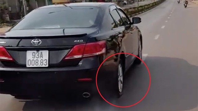 Chiếc Toyota Camry đi bằng 2 bánh tại Bình Phước, chi tiết bánh sau gây tranh cãi