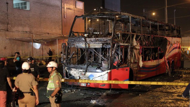 Cháy xe bus 2 tầng, 20 người thiệt mạng