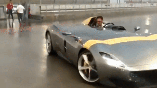 Siêu xe mui trần Ferrari gặp mưa nhận cái kết dở khóc dở cười