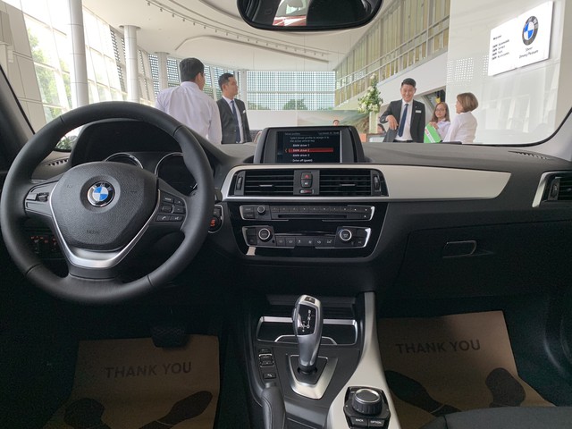 Khám phá BMW 118i chính hãng màu độc nhất Việt Nam - Ảnh 8. Khám phá BMW 118i chính hãng màu độc nhất Việt Nam - Ảnh 8.