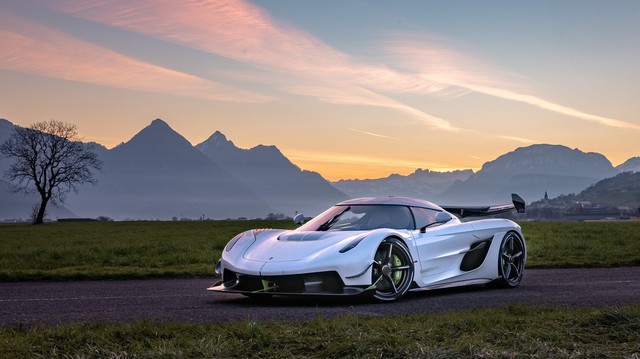 Koenigsegg Jesko lần đầu xuống phố, thể hiện vẻ đẹp không tì vết
