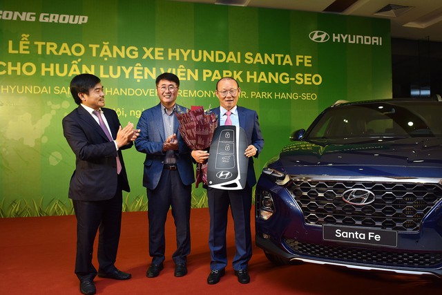 Hyundai Thành Công tặng Santa Fe 2019 cho ông Park Hang-seo - Ảnh 1.