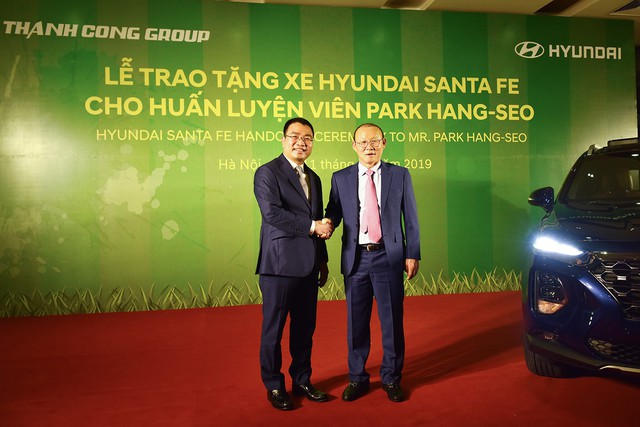 Hyundai Thành Công tặng Santa Fe 2019 cho ông Park Hang-seo - Ảnh 2. Hyundai Thành Công tặng Santa Fe 2019 cho ông Park Hang-seo - Ảnh 2.