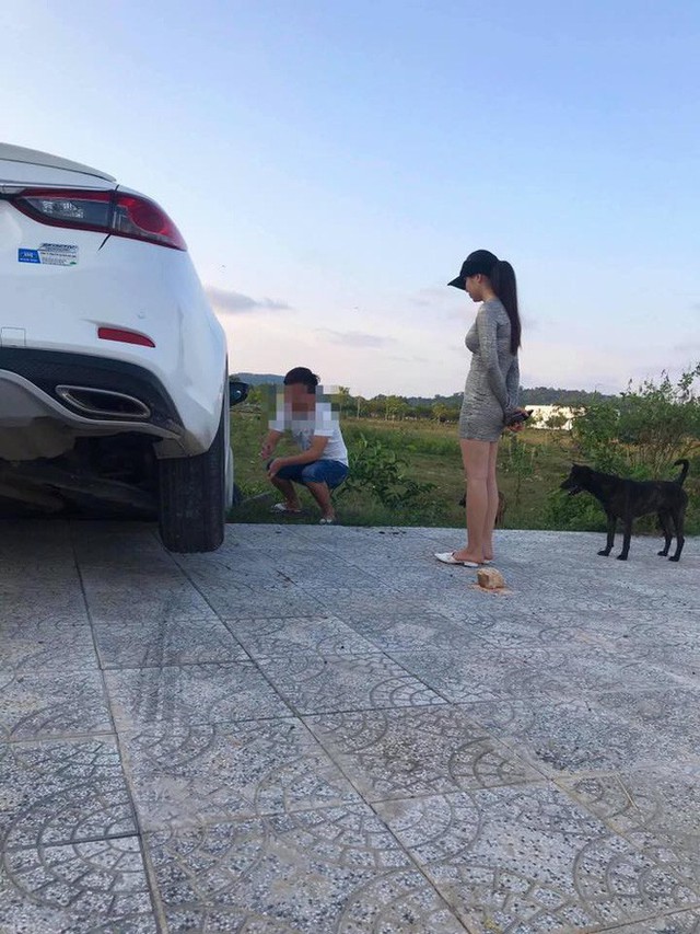 Xe hơi gặp tai nạn nhưng người ta chỉ quan tâm đến cô gái đứng bên vì ngoại hình nổi bật - Ảnh 2. Xe hơi gặp tai nạn nhưng người ta chỉ quan tâm đến cô gái đứng bên vì ngoại hình nổi bật - Ảnh 2.