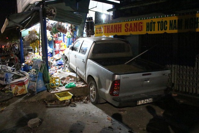 Toyota Hilux tông xe máy rồi lao vào cửa hàng tạp hoá bên đường, 3 người trọng thương - Ảnh 1.