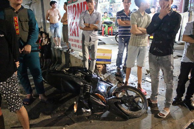 Toyota Hilux tông xe máy rồi lao vào cửa hàng tạp hoá bên đường, 3 người trọng thương - Ảnh 2.