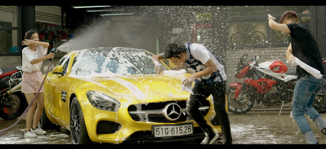 Bộ đôi siêu phẩm Mercedes-AMG GT S và Bentley Mulsanne xuất hiện trong MV mới của Lou Hoàng - Ảnh 3.