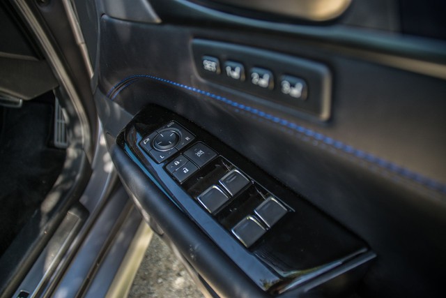 Nội thất gần trăm nút bấm này của xe Lexus liệu có tiện lợi cho người sử dụng? - Ảnh 4.