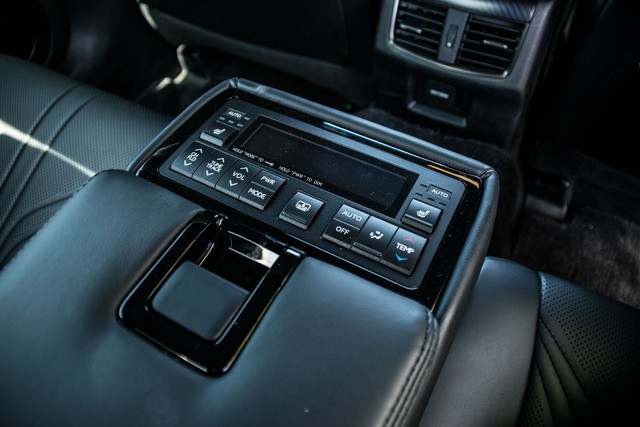 Nội thất gần trăm nút bấm này của xe Lexus liệu có tiện lợi cho người sử dụng? - Ảnh 7.