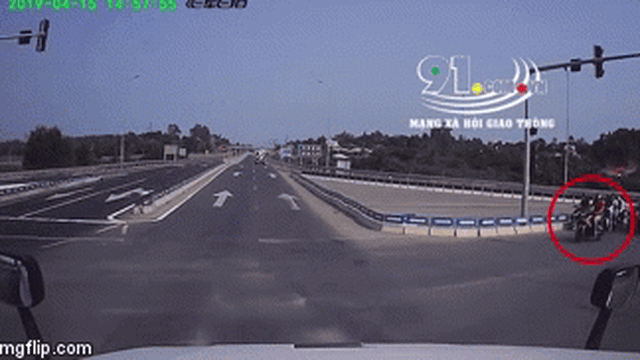 Vượt đèn đỏ, người đàn ông chạy xe máy tông thẳng vào xe khách, ngã văng xuống đường