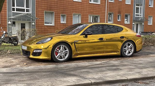 Porsche Panamera vàng chói loá như xe Phúc XO đi thuê bị cảnh sát tạm giữ vì lý do không ngờ
