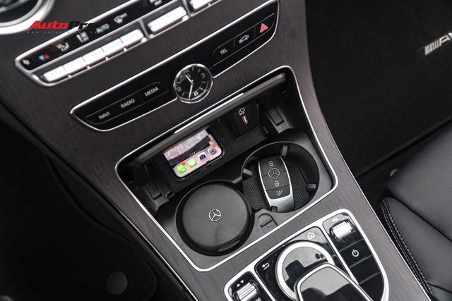 Mới đi 1.000km và bốc biển 10 ngày, đại gia Hà Nội bán lại Mercedes-Benz C300 AMG 2019 với mức giá bất ngờ - Ảnh 10. Mới đi 1.000km và bốc biển 10 ngày, đại gia Hà Nội bán lại Mercedes-Benz C300 AMG 2019 với mức giá bất ngờ - Ảnh 10.