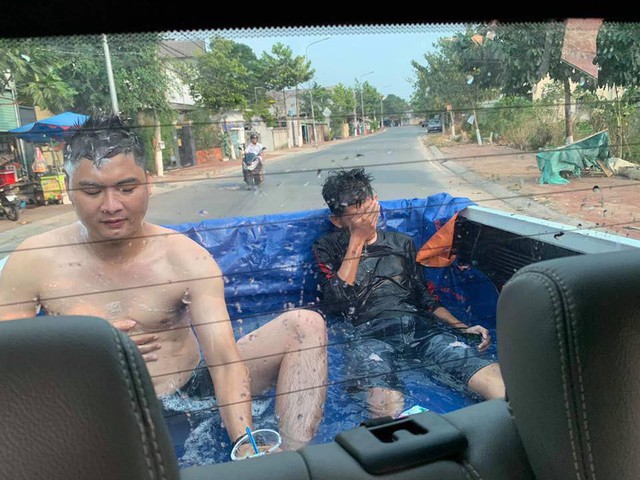 Thời tiết nóng bức, dân chơi Việt chế thùng xe bán tải thành bể bơi di động rồi ngang nhiên tham gia giao thông - Ảnh 2.