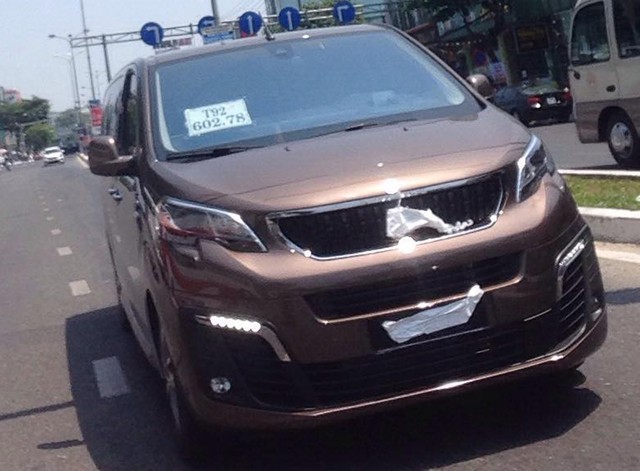 Peugeot Traveller giá dự kiến 1,65 tỷ đồng bất ngờ xuất hiện trên đường chạy thử tại Việt Nam - Ảnh 1.
