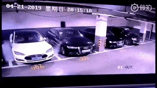 Tesla Model S tự bốc cháy khi đang đỗ nhưng cư dân mạng tiếc thương cho 2 chiếc Audi bên cạnh